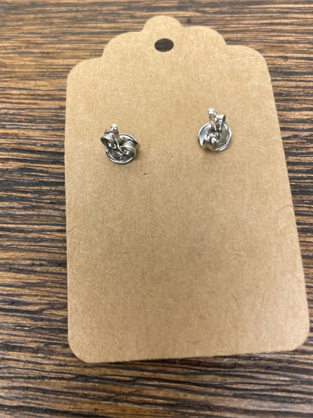 Red stud earrings - Picture 4 of 4